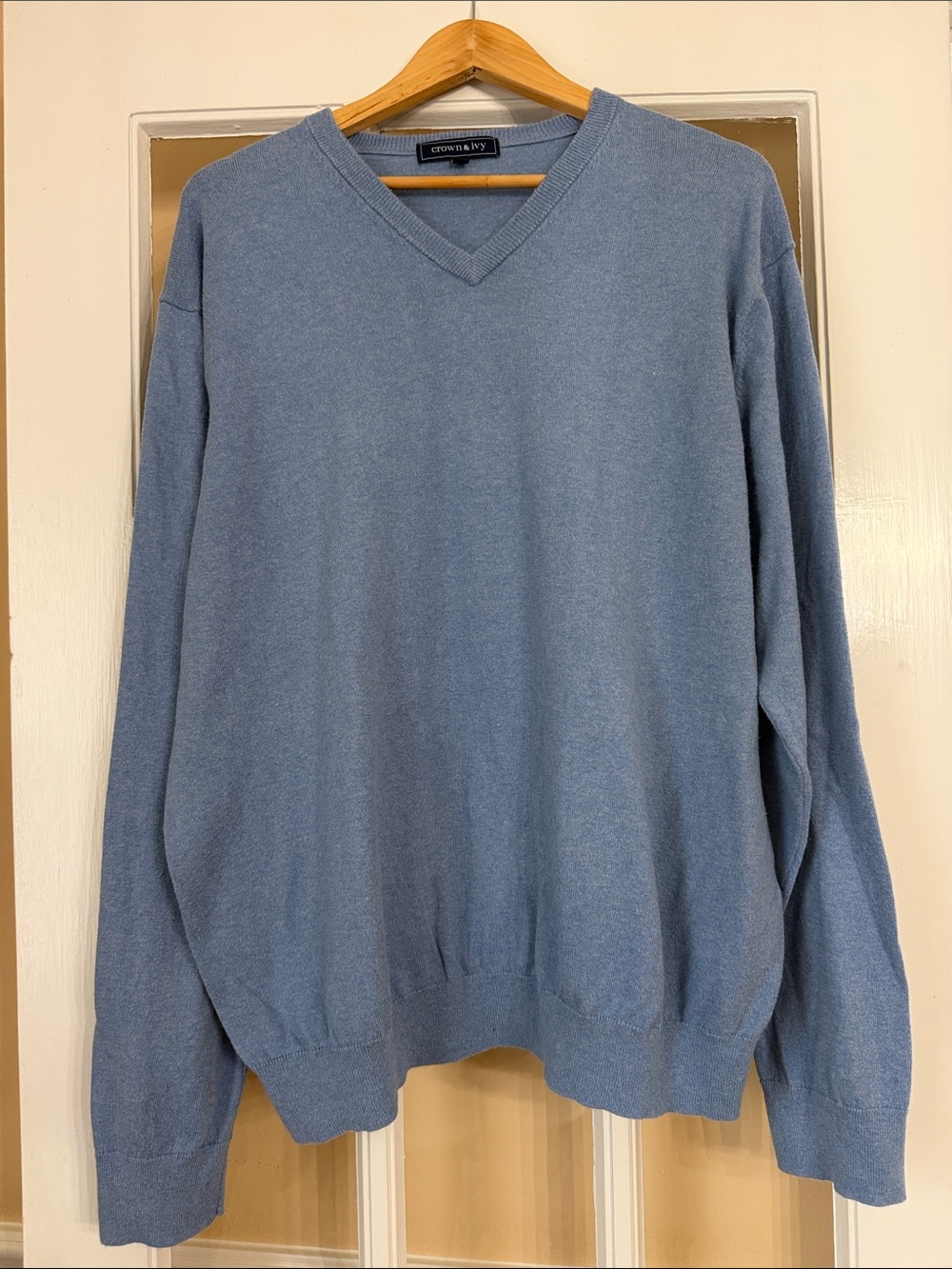 crown & ivy Men's V-Neck Sweater in Dusty Blue